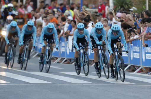Ein Team fährt in Vuelta, Spanien beim Radrennen mit. (Archivbild) Foto: dpa