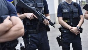 Schwer bewaffnete Polizisten sichern am Sonntag nach einer tödlichen Messerattacke die Reutlinger Innenstadt. Foto: 7aktuell.de/Eyb