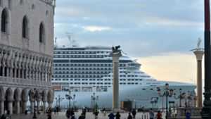 Kreuzfahrtschiff schrammt an Biennale-Pier vorbei