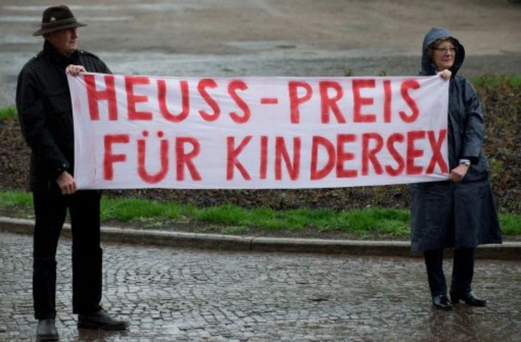 Etwa 70 Demonstranten, organisiert von der Jungen Union, beschimpfen die Gäste vor dem Neuen Schloss in Stuttgart - Grünen-Politiker Daniel Cohn-Bendit wird dort der Theodor-Heuss-Preis verliehen. Der 68-Jährige bricht während seiner Dankesrede in Tränen aus.