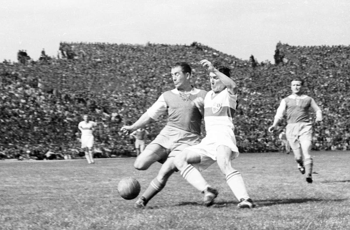 Neckarstadion Stuttgart, 18.5. 1952: In der Endrunde um die Deutsche Meisterschaft besiegen Erich Retter und der VfB Rot Weiß Essen mit Helmut Rahn vor 35 000 Zuschauern mit 5:3.