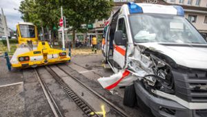 Stuttgart-Degerloch: Zacke und Krankenwagen stoßen zusammen