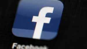 Hassbotschaften sollen nicht mehr ungestraft in sozialen Netzwerken wie Facebook verbreitet werden dürfen. Foto: AP