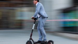 Der Pressesprecher der Stadtwerke Bamberg, Jan Giersberg, fährt mit einem Elektro-Scooter des US-amerikanischen E-Scooter-Sharing Anbieters „Bird“ durch das Zentrum der bayerischen Stadt. Foto: dpa