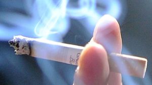 Mit Sauerstoffgerät verbunden und Zigarette angezündet