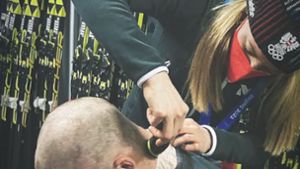 Nachdem Teresa Stadlober eine Bronzemedaille gewonnen hat, darf die Langläuferin ihrem Techniker die Haare abrasieren. Foto: Instagram/@Olympic_Team_Austria