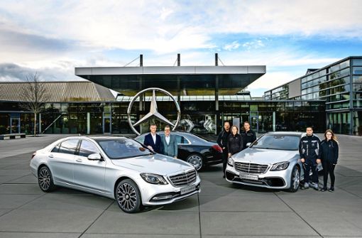 Die Mannschaft und ihr Auto: Jubiläum im Werk in Sindelfingen. Foto: Daimler AG