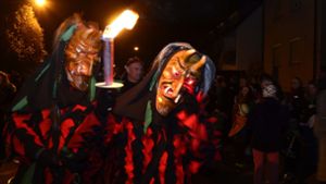 Mit schaurigen Masken sind die Teilnehmer des Nachtumzugs durch Mühlhausen gezogen. Foto: Andreas Rosar Fotoagentur-Stuttgart