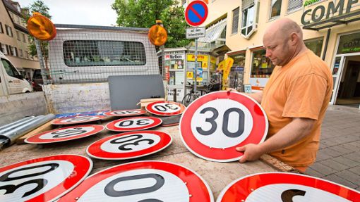 Noch ist es in der Stadt Göppingen nicht so weit, dass städtische Mitarbeiter Tempo-30-Schilder in großen Mengen aufstellen, wie auf diesem Bild, das in Ulm entstand. Foto: /Oliver Schulz