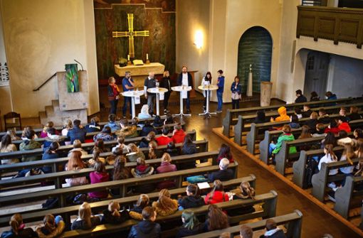 Sechs der sieben Kandidaten für die Kirchenwahl stehen den Eislinger Schülerinnen und Schülern Rede und Antwort. Foto: Ines Rudel