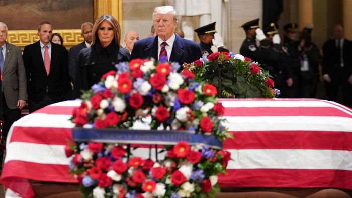 Donald Trump und seine Frau Melania erweisen Bush letzte Ehre