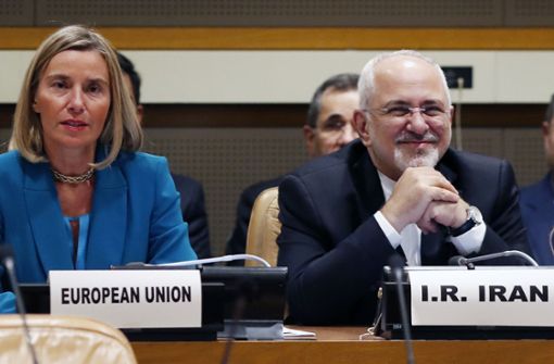 Die EU-Außenbeauftragte, Federica Mogherini, und Mohammed Dschawad Sarif, Außenminister des Iran, besprechen bei den UN die Zukunft des Atomabkommens. Foto: dpa