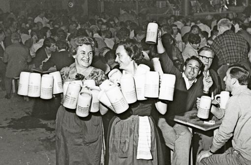 In den 1960ern waren es nur die Kellnerinnen, die in den Wasenzelten Dirndl getragen haben.  Foto: Nachlass Edgar Foto: Burkhardt