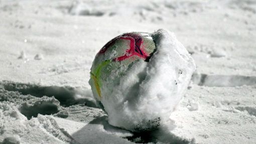 Von wegen weiße Pracht: Wenn Schnee am Ball kleben bleibt, ist sinnvolles Fußball-Training nicht möglich. Foto: Andreas Gorr