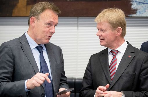 Der SPD-Fraktionsvorsitzende Thomas Oppermann (links) und der DGB-Bundesvorsitzende Reiner Hoffmann zu Beginn der Klausursitzung der SPD-Bundestagsfraktion. Foto: dpa