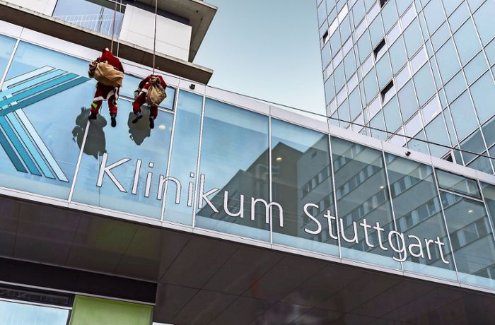 Kurioser Einsatz der Feuerwehr in Stuttgart: Spektakulär: Weihnachtsmänner seilen sich am Klinikum ab