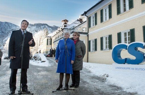 Der britische Premier David Cameron mit Gerda Hasselfeld bei der CSU-Tagung  in Wildbad Kreuth. Foto: dpa