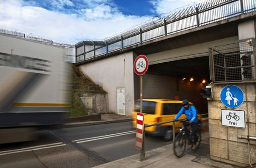 Der Flughafentunnel ist ein Nadelöhr, Radler und Fußgänger müssen sich einen schmalen Weg teilen. Foto: Ines Rudel