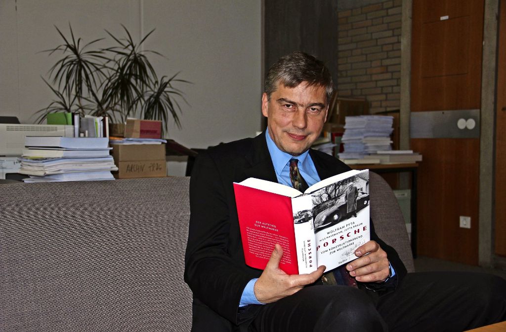 Zwei Jahre lang hat Professor Wolfram Pyta  mit seinen beiden Co-Autoren an dem rund 500-seitigen Buch gearbeitet. Foto: Zeyer