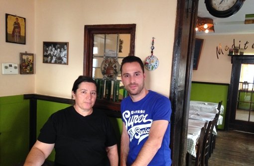 Evdoxia und Elias Gkiastas aus der Little Greek Taverna in Bad Cannstatt Foto: Maier