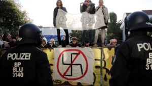 Rechtspopulisten zeigen Hitlergruß – viele Gegendemonstranten