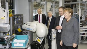 Angela Merkel lässt sich einen Roboter von Festo vorführen Foto: Horst Rudel