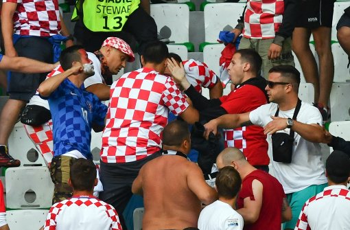 Schlägereien und Pyrotechnik gehören aus Sicht so mancher kroatischer Anhänger zu den eher „gewöhnlichen“ Vergehen. Foto: dpa
