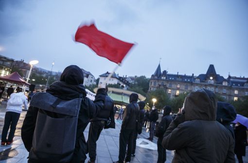 Nasskaltes Wetter am Freitagabend auf dem Marienplatz: Teilnehmer der Demonstration gegen Ausgangssperren. Foto: Lichtgut/Julian Rettig