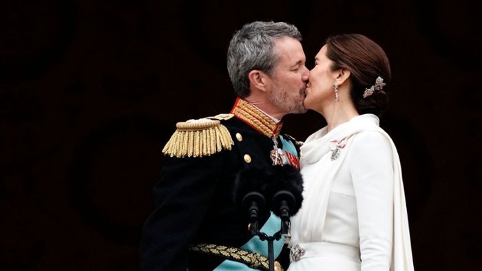 Thronwechsel in Dänemark: König Frederik X. zeigt viel Gefühl – und am Ende wird geküsst