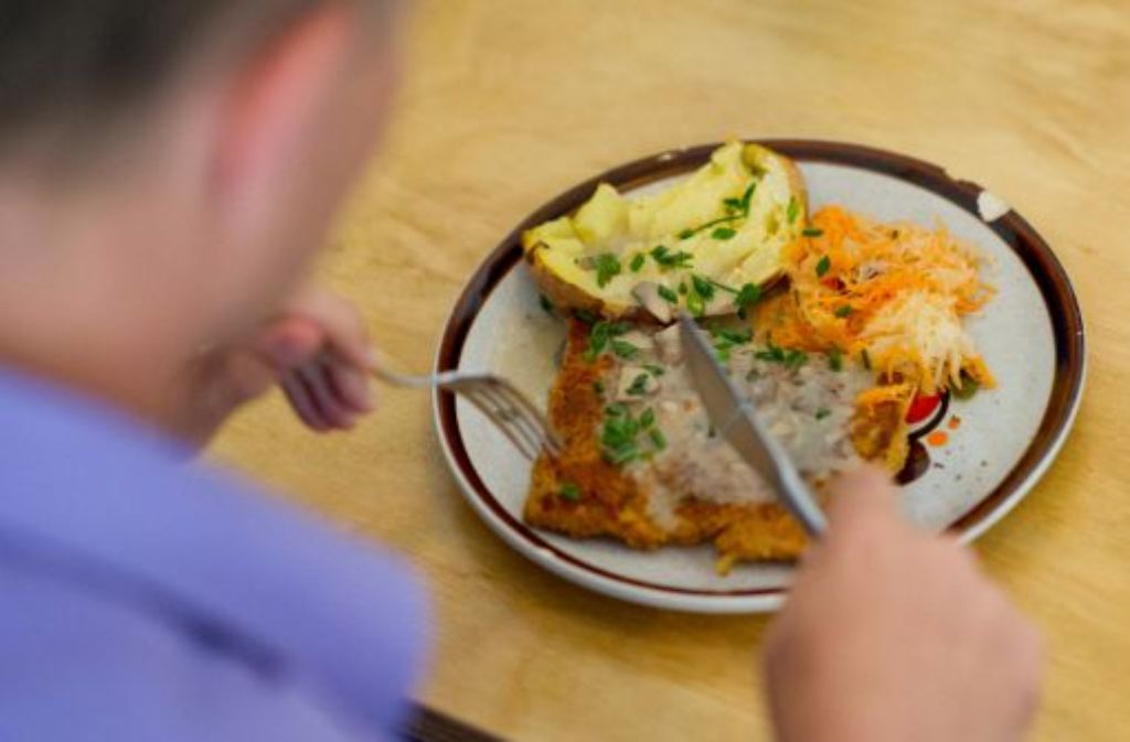 Viele Bundesbürger, vor allem Männer, essen mehr Fleisch als empfohlen. Die Grünen wollen einen vegetarischen Tag pro Woche. Die Regierung hält dagegen: Fleisch gehöre zum Essen dazu. Foto: dpa
