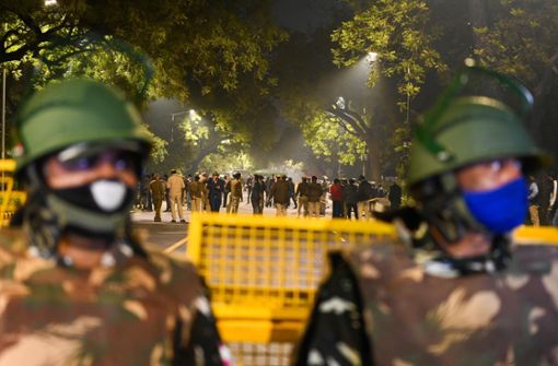 Nach der Explosion sperrten indische Spezialkräfte Straßen ab. Foto: AFP/SAJJAD HUSSAIN