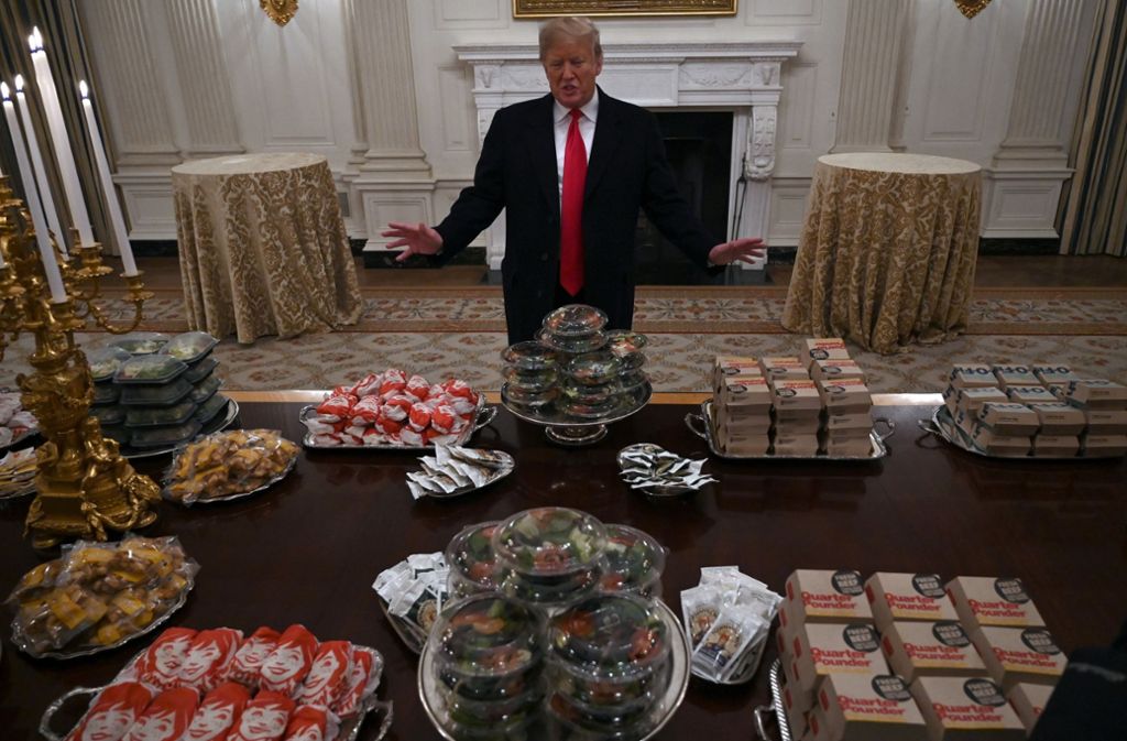Donald Trump tischt auf: Es gibt reichlich Fast Food für ein Football-Team.