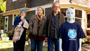Joyce (Jane Curtin),  Sandy (Harriet Sansom Harris) und Milton (Ben Kingsley)  (v. li) leben nun mit einem Außerirdischen zusammen. Foto: dpa/Linda Kallerus