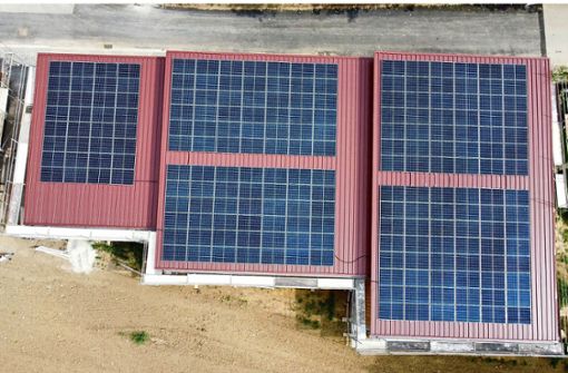 Auf den Dächern der Vereinsgebäude im Sägeweg wird Strom produziert. Foto: EnWdS