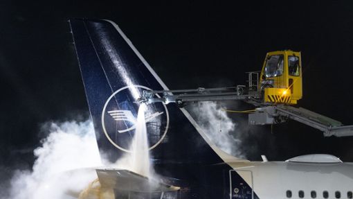 Eine Passagiermaschine der Lufthansa wird vor ihrem Start am  Mittwochmorgen auf dem Flughafen in Frankfurt am Main enteist Foto: dpa/Boris Roessler