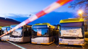 Ud wieder mal heißt es: Streik im ÖVNP. Busse stehen auf einem Betriebshof der hannoverschen Verkehrsbetriebe Üstra (Archivbild vom 14. März 2023). Foto: dpa/Moritz Frankenberg