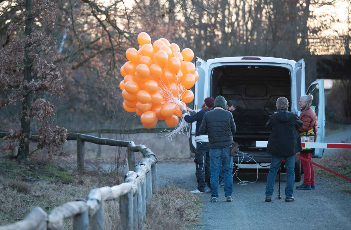 Auch am Flughafen in  Frankfurt am Main haben Aktivisten  versucht, mit Ballons auf das Areal vorzudringen. Foto: dpa/Sebastian Gollnow