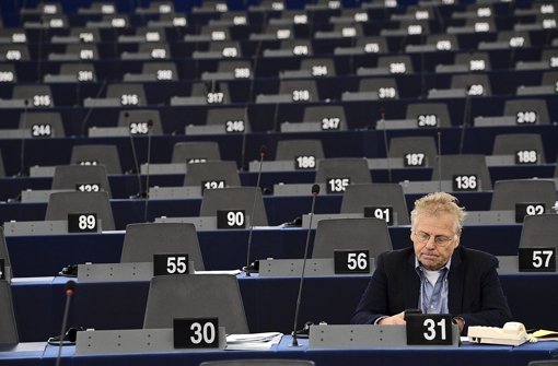 Der Abgeordnete Daniel Cohn-Bendit sitzt am Mittwoch im EU-Parlament in Straßburg. Zur aktuellen Diskussion um  die vorgesehene Preisverleihung an ihn hat er bisher nicht Stellung bezogen. Foto: dpa
