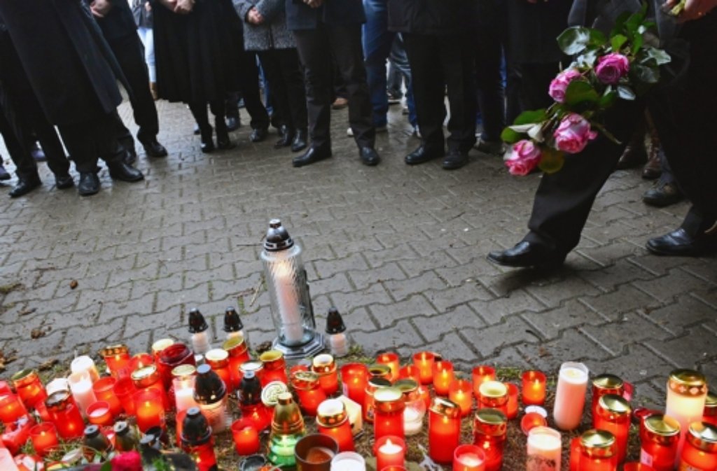 Hunderte Trauernde haben der Todesopfer des Amokläufers von Tschechien am Tatort in einer Kleinstadt rund 250 Kilometer südöstlich von Prag gedacht.