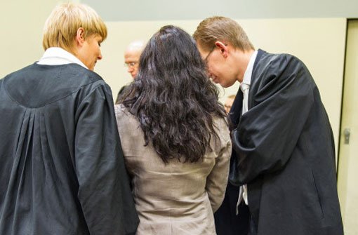Beate Zschäpe (Mitte) im Gerichtssaal neben ihren Anwälten Anja Sturm und Wolfgang Heer. Am Donnerstag war der Vater von Uwe Böhnhardt als Zeuge geladen. Foto: dpa