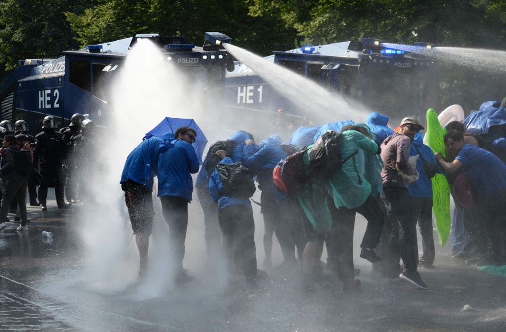 Bei der Demo wurden von der Polizei in Hamburg auch Wasserwerfer eingesetzt, um die Menschenmenge auseinander zu treiben.