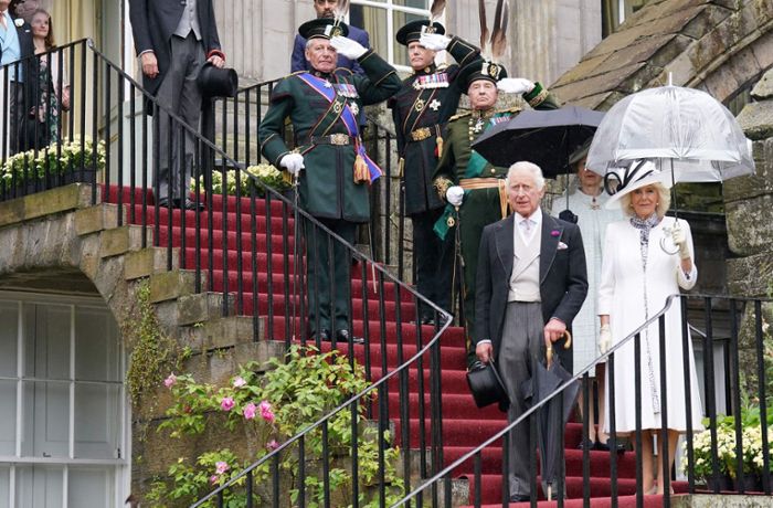 Britisches Königspaar in Schottland: Charles III. und  Camilla trotzen dem Regen