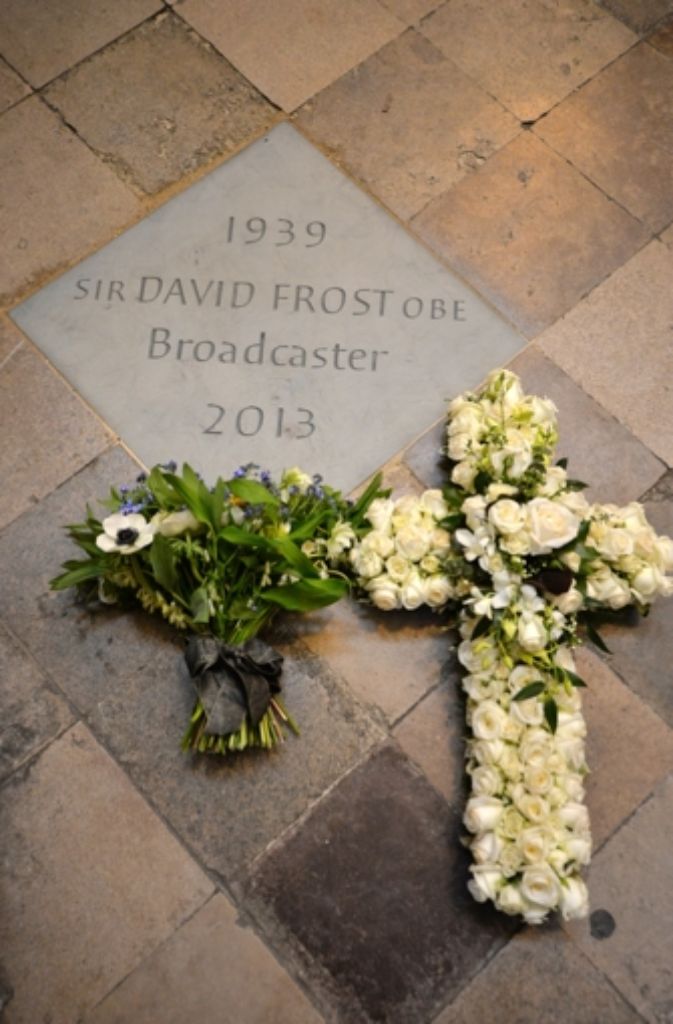 Blumen auf dem Gedenkstein in der Westminster Abbey.
