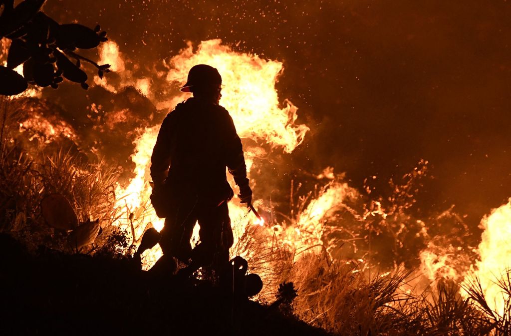Die Feuerwehr kämpft in Santa Paula (USA) gegen die Flammen.