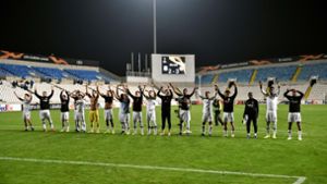 Das Team der Eintracht Frankfurt bedankt sich für die Unterstützung der Fans. Foto: AFP
