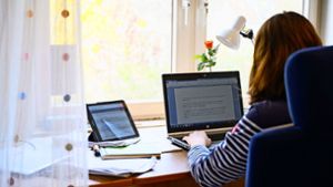 Gute Arbeitsbedingungen für digitales Lernen zuhause gibt es nicht in jeder Familie. Foto: dpa