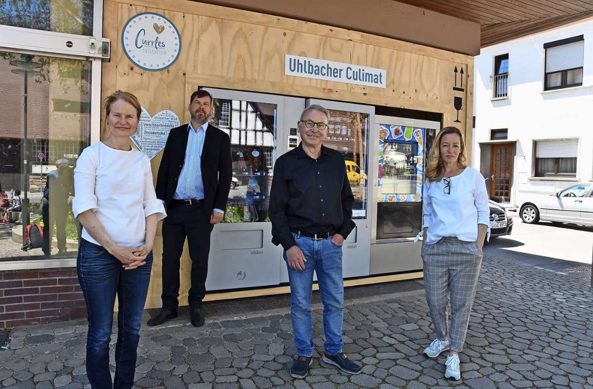 Annette Currle, Holger Kockritz, Walter Zinser und Annette Kienzle-Ehrlich (von links) vor dem Uhlbacher Culimat: drei Automaten mit leckeren, regionalen Erzeugnissen.