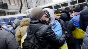 Es ist frostig in Kiew, doch die Demonstranten halten sich warm. Foto: dpa