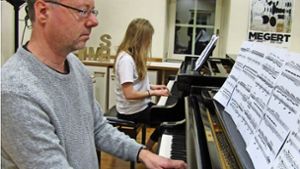 Besuch im Klavierunterricht in der Musikschule Waldenbuch: Musiklehrer Chris Geisler spielt zusammen mit einer Schülerin. Foto: Claudia Barner
