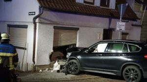 Endstation Wohnzimmer: Ein Fahrerin kracht mit ihrem Wagen gegen eine Hauswand. Foto: SDMG/Hemmann